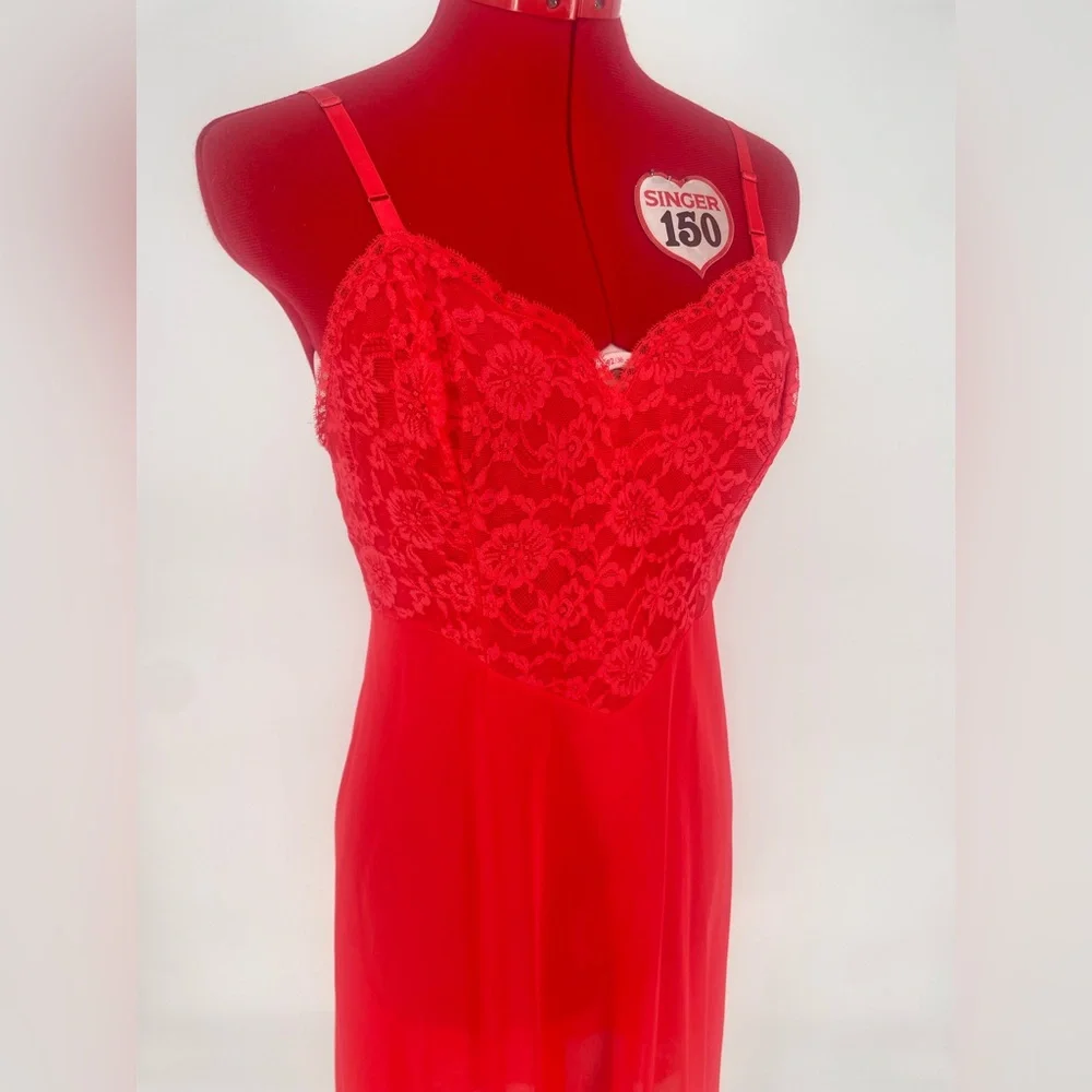 50s/60s Vibrant Red Lovely Nylon Full Slip With Lacey Bust & Lace Trimmed Hem - Picture 5 of 14